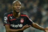 مدرب أولمبياكوس يعلن اعتزال الفرنسي إريك أبيدال