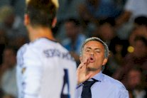 مورينيو يتواصل هاتفياً مع راموس لإقناعه بقميص البلوز