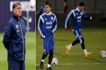 هيغواين، تيفيز أو أغويرو مع ميسي: معضلة تؤرق مارتينو