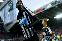 إيقاف مهاجم نيوكاسل سيسيه 3 مباريات