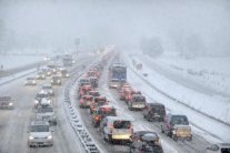 آلاف السيارات العالقة بسبب الثلوج في جبال الألب 