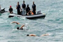 نجل ملك البحرين يقطع 42 كيلومترا سباحة دعماً لمرضى السرطان 