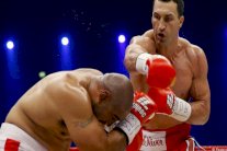 فلاديمير كليتشكو يحتفظ بألقاب الوزن الثقيل في الملاكمة