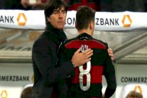 أوزيل يأمل بتتويج ألمانيا بلقب المونديال من أجل المدرب لوف