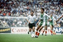 هدف الفوز في مرمى ألمانيا عام 1982 حول بلومي إلى بطل قومي