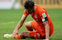 فان غال يؤكد بأن مشاركة فان بيرسي أمام الارجنتين غير واضحة 