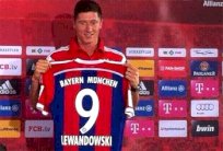 بايرن ميونيخ يقدم لاعبه الجديد ليفاندوفسكي بقميص ماندزوكيتش