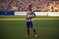 جماهير أتلتيكو مدريد تهتف باسم توريس خلال تقديم ماندزوكيتش