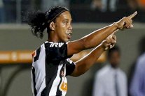 الساحر رونالدينيو يفسخ عقده مع أتلتيكو مينيرو