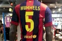 متجر كتالوني شهير يفاجئ الجميع بعرضه قميص لبرشلونة بأسم هاملز