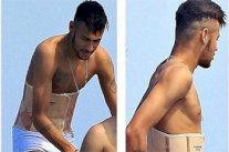 نيمار يتمتع على شاطىء برشلونة وهو يضع مشداً على عموده الفقري