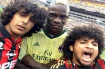 مشجعان سعوديان يقتحمان ملعباً أمريكياً لالتقاط صورة مع بالوتيلي