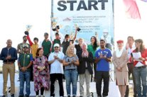 خليفة الجهوري يهدي إسطبلات الوثبة كأس منصور بن زايد للقدرة