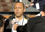 محكمة إسبانية تستدعي والد نيمار ومسؤول برشلوني 