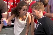 فتاة أمريكية تنهار باكية بعد التقاطها صورة 