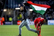 مشجع يقتحم مباراة السوبر الأوروبي حاملا العلم الفلسطيني