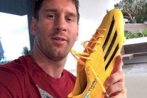 ليونيل ميسي يستعرض حذائه للموسم الجديد عبر فيسبوك