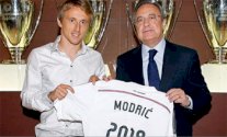 مودريتش يجدد عقده مع ريال مدريد عاماً إضافياً