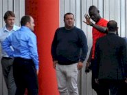 بالصور.. بالوتيلي يصل إلى ليفربول لإستكمال إجراءات إنتقاله لصفوفه