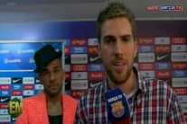 ألفيس يثير الجدل مجدداً بملابس برتقالية غريبة الشكل