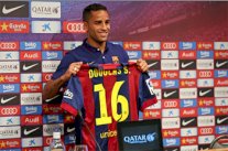 مشجعو برشلونة يسخرون بشدة من الوافد الجديد دوغلاس