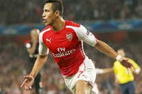 أليكسيس سانشيز يثبت أقدامه بقوة في ملعب الإمارات