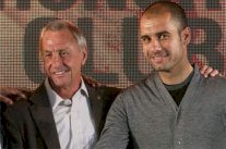 كرويف:غوارديولا أفضل من مورينيو..وكروس أحق من ميسي بالجائزة