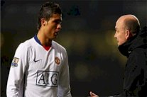 مساعد فيرغسون يؤكد بأن رونالدو يدرس عودته إلى مانشستر