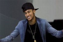 نيمار ساخراً: سأعيش في بلد يتيح لي الزواج من 10 فتيات