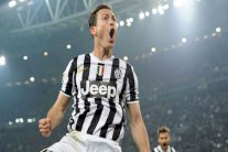 يوفنتوس يمدد عقد مدافعه السويسري ليشتاينر حتى 2017