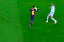 ميسي ينفي لمسه الكرة بيده قبل هدف سواريز في أتلتيكو