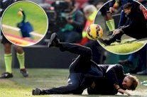 مدافع إنتر ميلان يسدد الكرة في وجه مدربه مانشيني