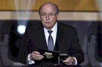 بلاتر: برشلونة مطالب بتقبل الهزيمة ليكون مثالاً رائعا