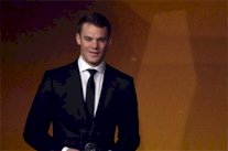 نوير تجنب رونالدو حتى يتفادى تهنئته بالكرة الذهبية