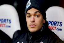 بن عرفة يتساءل عن سبب منعه من اللعب في بلاده