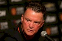 فان غال يتشابك مع صحافي بريطاني 