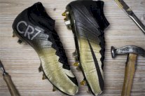 رونالدو يتلقى هدية ثمينة من 