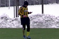 إيقاف لاعب أوكراني لاستعماله هاتفه خلال مباراة فريقه