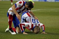 توريس يسجد.. توريس يقبل 