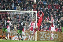 فيينورد يفرمل أياكس ويسدي خدمة لايندهوفن