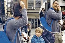 كريستيانو رونالدو المتشرد يفاجئ طفل بشارب وشعر مستعار