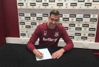 الحارس الإسباني أدريان يمدد عقده مع وست هام حتى 2017