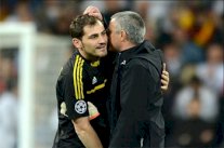 مورينيو وكاسياس يضعا الخلاف جانباً ويتبادلا التحايا