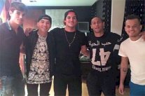 نيمار يثير التساؤلات بارتداءه قميص كتب عليه بالعربية