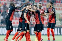 الأهلي يهزم الشارقة ويؤكد حسن استعدادته للهلال قارياً