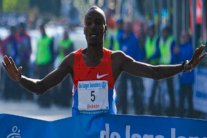 فوز الكينيين تشومبا وكيبلاغات في ماراتون شيكاغو