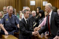 إطلاق سراح بيستوريوس ووضعه قيد الاقامة الجبرية