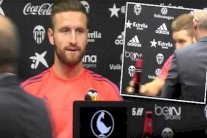 لاعب مسلم يعترض على وجود زجاجة بيرة في مؤتمر صحفي