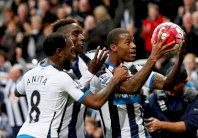 فينالدوم يهدي نيوكاسل فوزه الأول في البريميرليغ