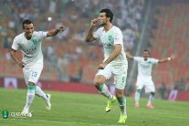 الأهلي يتصدر الدوري السعودي مؤقتاً برباعية في النصر